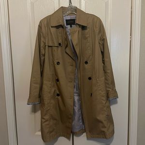 Banana Republic Trench Coat. Size small. Color tan/khaki.